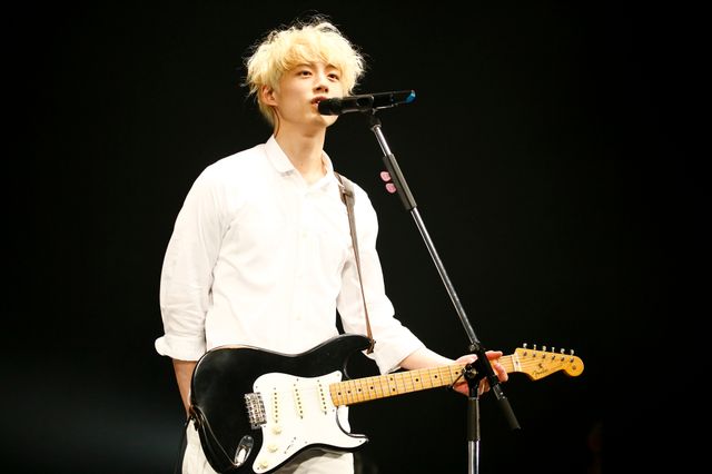 かっこよすぎ！miwa＆坂口健太郎『君と100回目の恋』劇中バンドが一夜限りの生ライブ！（12枚目）