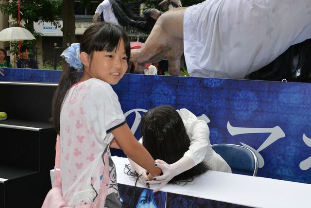 ゆるキャラ疑惑!?　の貞子、泣き出す赤ん坊の姿を見て最恐ヒロインに自信!?　画像ギャラリー（2枚目）