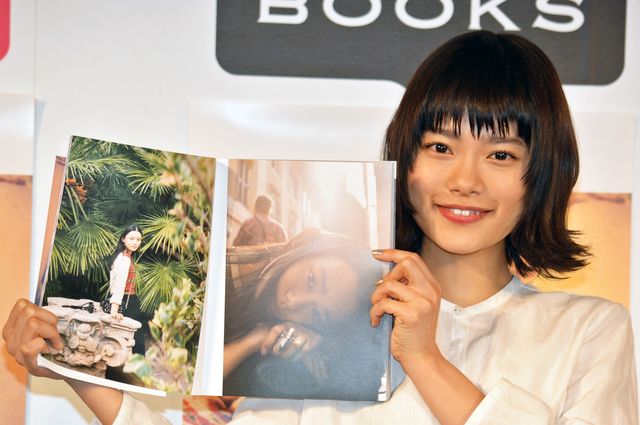 【11枚】杉咲花、春らしい装い！キュートにファースト写真集イベントに登場：フォトギャラリー