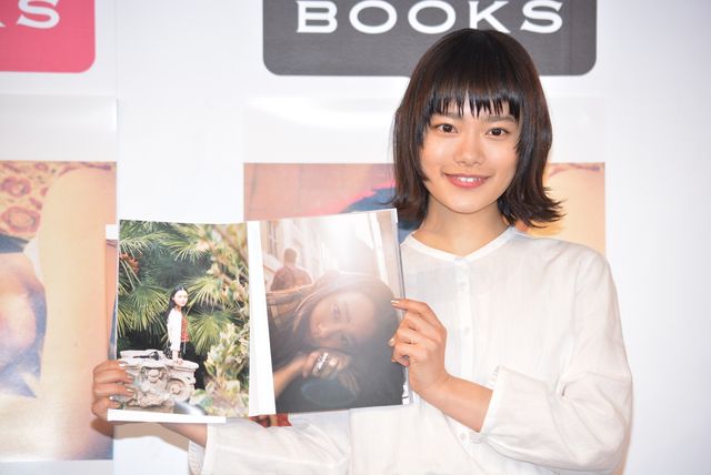 【11枚】杉咲花、春らしい装い！キュートにファースト写真集イベントに登場（9枚目）