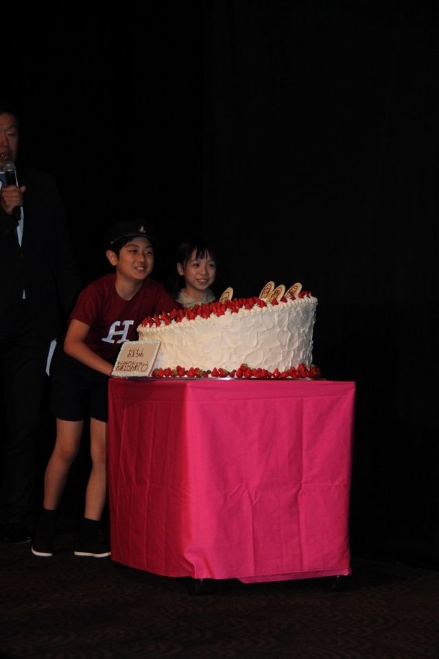 水谷豊、伊藤蘭の愛情こもったケーキをぱくり！フォトギャラリー（13枚目）