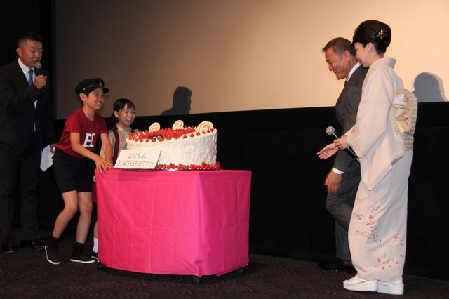 水谷豊、伊藤蘭の愛情こもったケーキをぱくり！フォトギャラリー（14枚目）