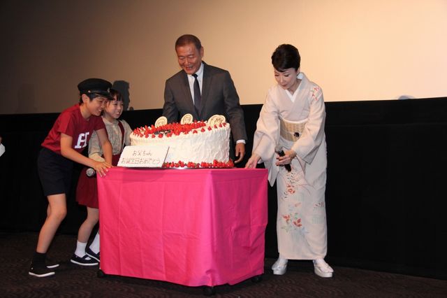 水谷豊、伊藤蘭の愛情こもったケーキをぱくり！フォトギャラリー（15枚目）