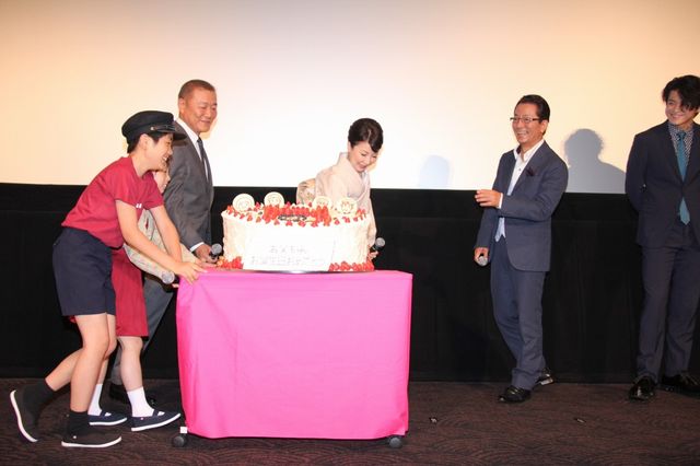 水谷豊、伊藤蘭の愛情こもったケーキをぱくり！フォトギャラリー（16枚目）