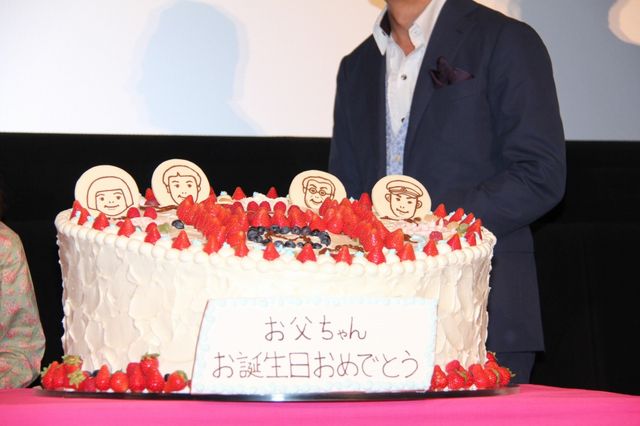 水谷豊、伊藤蘭の愛情こもったケーキをぱくり！フォトギャラリー（17枚目）