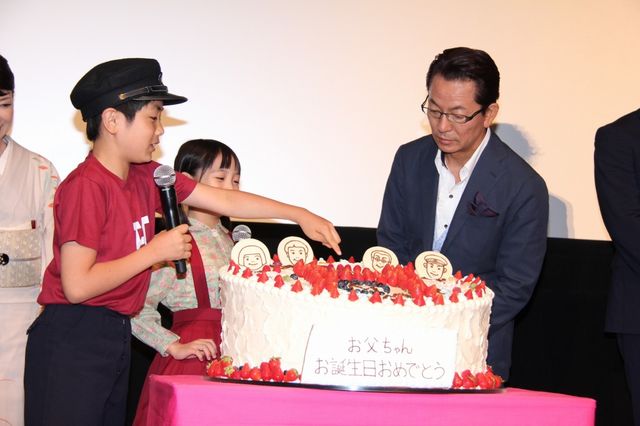 水谷豊、伊藤蘭の愛情こもったケーキをぱくり！フォトギャラリー（19枚目）