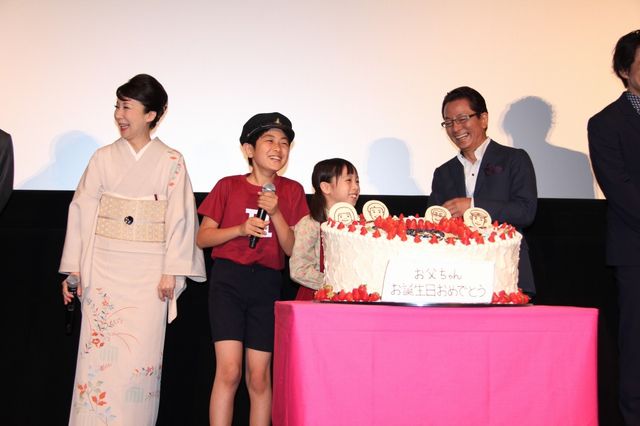 水谷豊、伊藤蘭の愛情こもったケーキをぱくり！フォトギャラリー（20枚目）