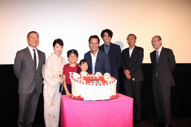 水谷豊、伊藤蘭の愛情こもったケーキをぱくり！フォトギャラリー（21枚目）