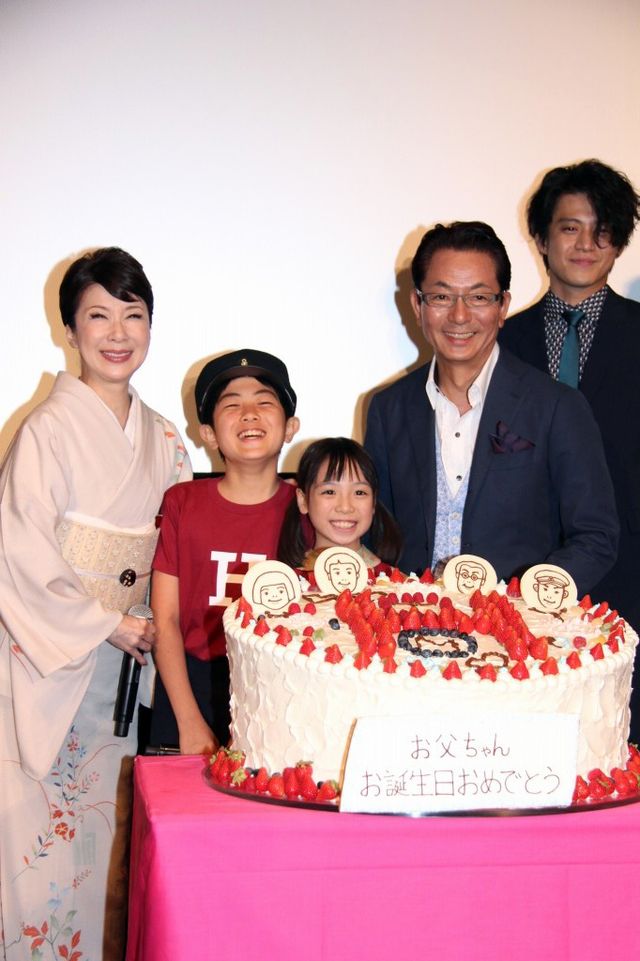 水谷豊、伊藤蘭の愛情こもったケーキをぱくり！フォトギャラリー（22枚目）