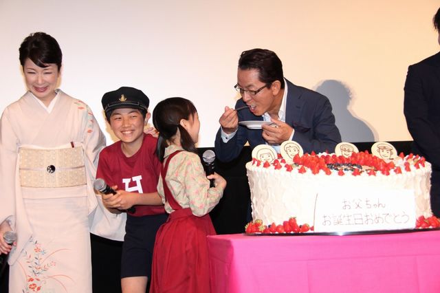 水谷豊、伊藤蘭の愛情こもったケーキをぱくり！フォトギャラリー（24枚目）