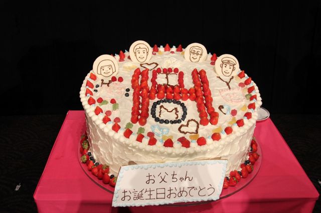 水谷豊、伊藤蘭の愛情こもったケーキをぱくり！フォトギャラリー（25枚目）