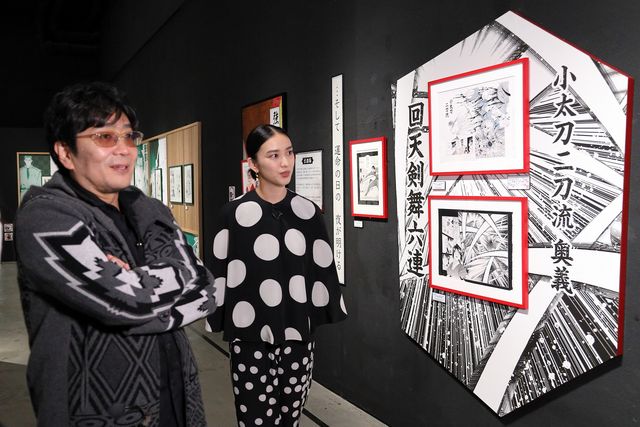 武井咲＆大友啓史監督「25周年記念　るろうに剣心展」を観覧（3枚目）