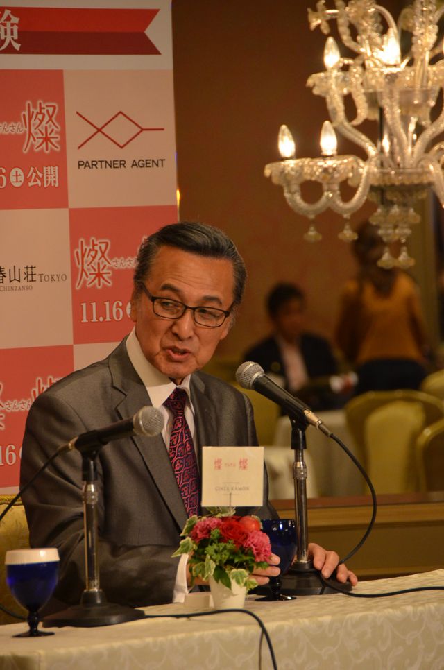 足を引きずる吉行和子…フォトギャラリー（3枚目）