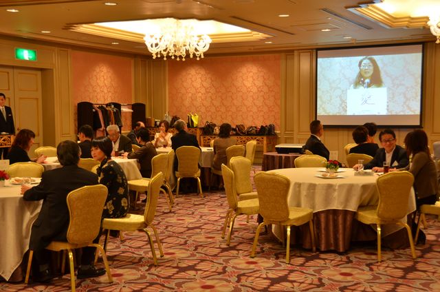 足を引きずる吉行和子…フォトギャラリー（4枚目）