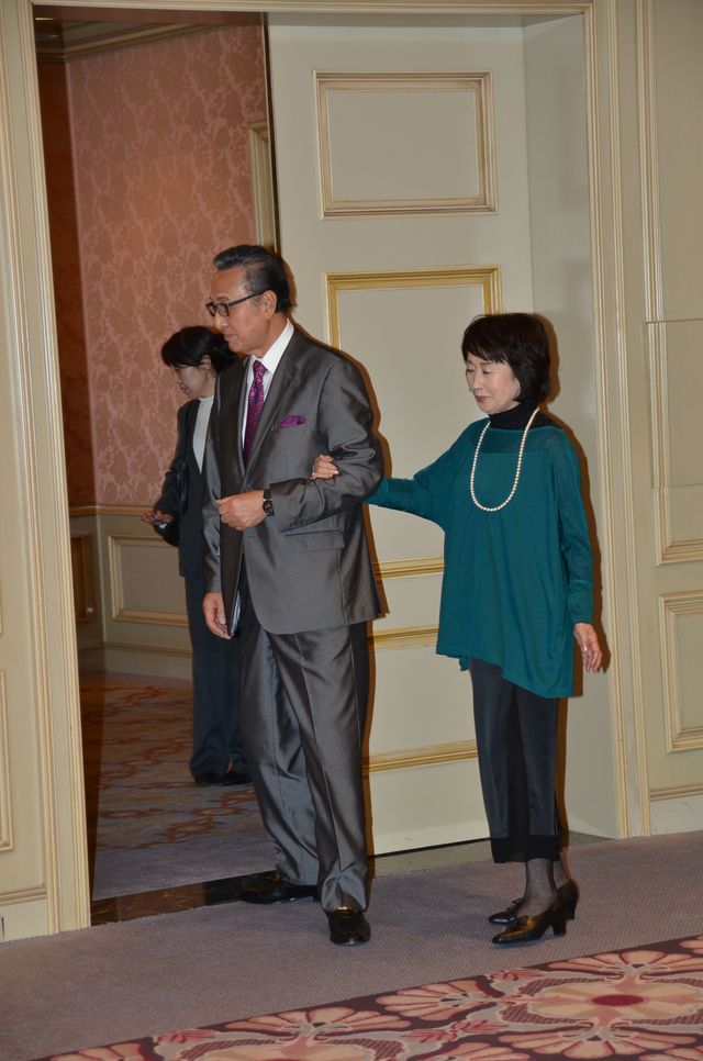 足を引きずる吉行和子…フォトギャラリー（13枚目）