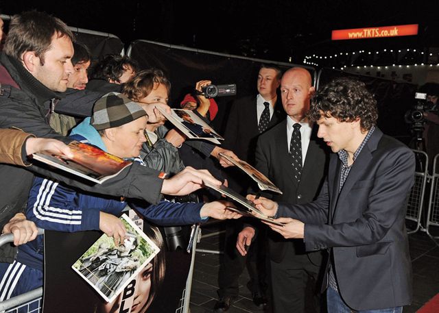 ジェシー・アイゼンバーグがファンサービス！第57回ロンドン映画祭フォトギャラリー：フォトギャラリー