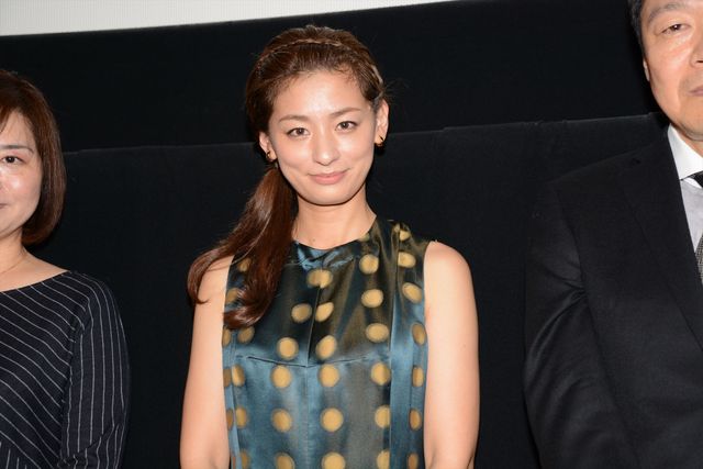 上品なワンピースで登場した尾野真千子！写真ギャラリー（5枚目）