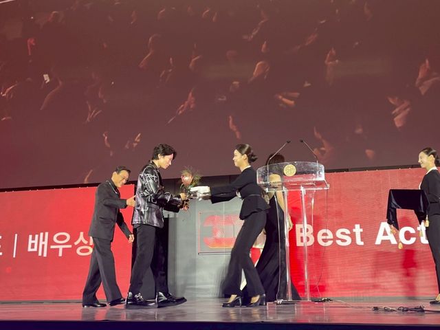 『愚か者の身分』北村匠海＆林裕太＆綾野剛が最優秀俳優賞受賞！釜山国際映画祭授賞式の様子（2枚目）