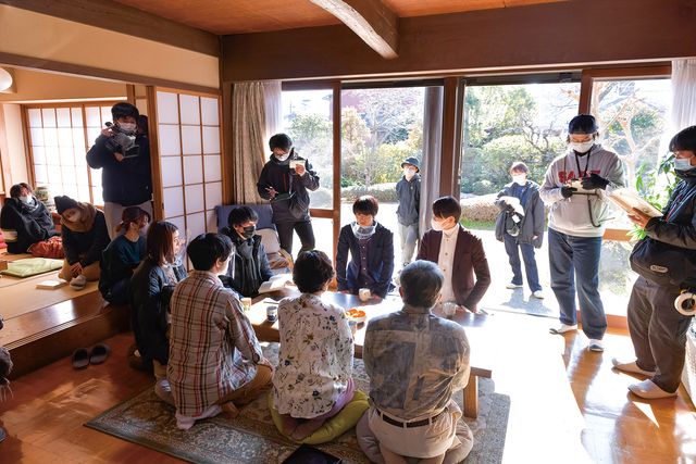 安達＆黒沢、目線の先には安達の家族…映画『チェリまほ』メイキング＆場面カット（4枚目）