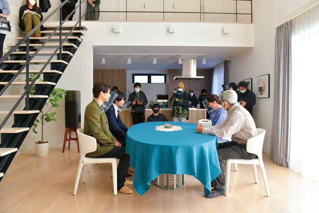 安達＆黒沢、目線の先には安達の家族…映画『チェリまほ』メイキング＆場面カット（5枚目）