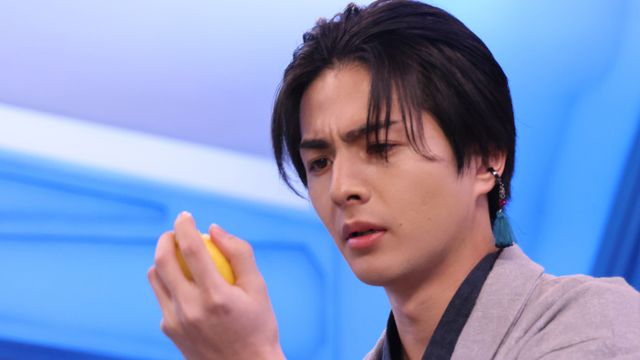 刹那が手に取ったのは…「超ギャバン」スピンオフ「補完捜査 ギャバンの非番」場面写真:フォトギャラリー