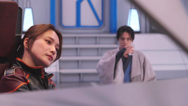 刹那が手に取ったのは…「超ギャバン」スピンオフ「補完捜査 ギャバンの非番」場面写真（5枚目）