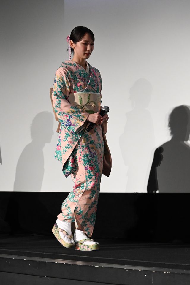 吉岡里帆、ピンクの和装がかわいい！映画『九龍ジェネリックロマンス』初日舞台あいさつ（3枚目）