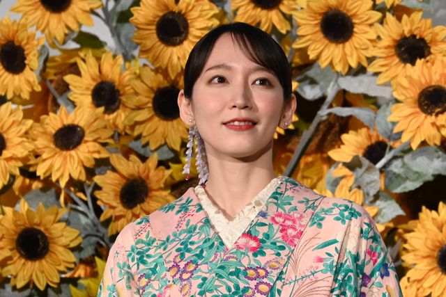 吉岡里帆、ピンクの和装がかわいい！映画『九龍ジェネリックロマンス』初日舞台あいさつ（4枚目）