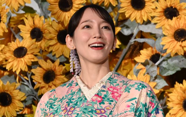 吉岡里帆、ピンクの和装がかわいい！映画『九龍ジェネリックロマンス』初日舞台あいさつ（5枚目）