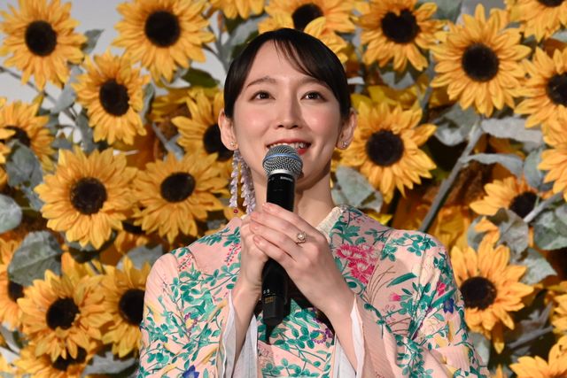 吉岡里帆、ピンクの和装がかわいい！映画『九龍ジェネリックロマンス』初日舞台あいさつ（8枚目）