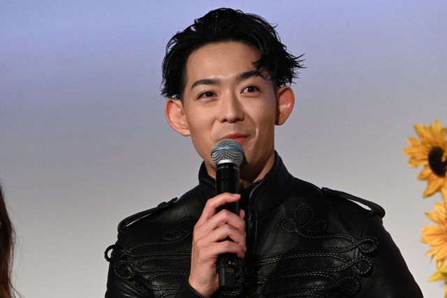 吉岡里帆、ピンクの和装がかわいい！映画『九龍ジェネリックロマンス』初日舞台あいさつ（14枚目）