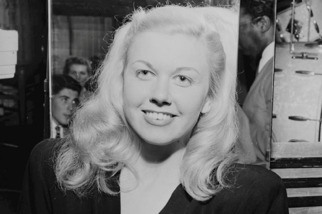 1950~60年代に活躍した米女優ドリス・デイさんが13日、肺炎のためカリフォルニア州カーメルにある自宅で死去した。自身が設立したドリス・デイ動物基金が発表した。97歳だった。1946年7月、ニューヨークで撮影。提供写真