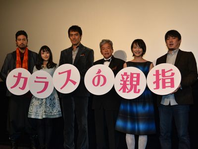 左から小柳友、石原さとみ、阿部寛、村上ショージ、能年玲奈、伊藤匡史監督