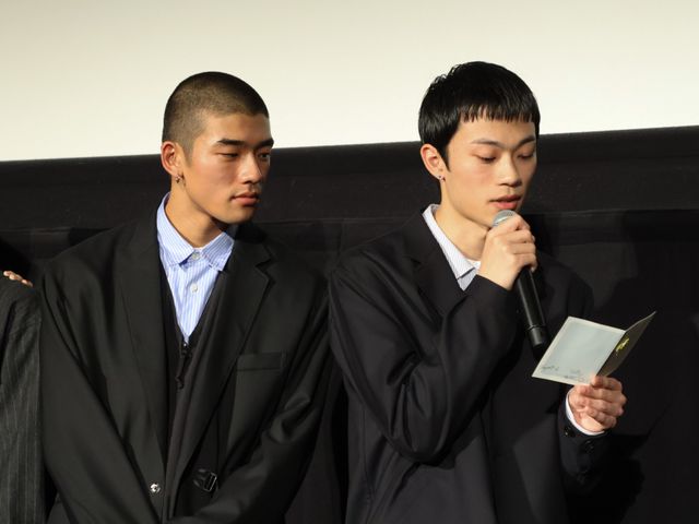 キャスト陣が監督に感謝のハグ！映画『HAPPYEND』公開記念舞台あいさつ：フォトギャラリー