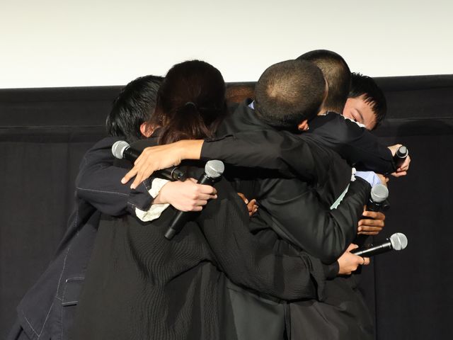 キャスト陣が監督に感謝のハグ！映画『HAPPYEND』公開記念舞台あいさつ（3枚目）