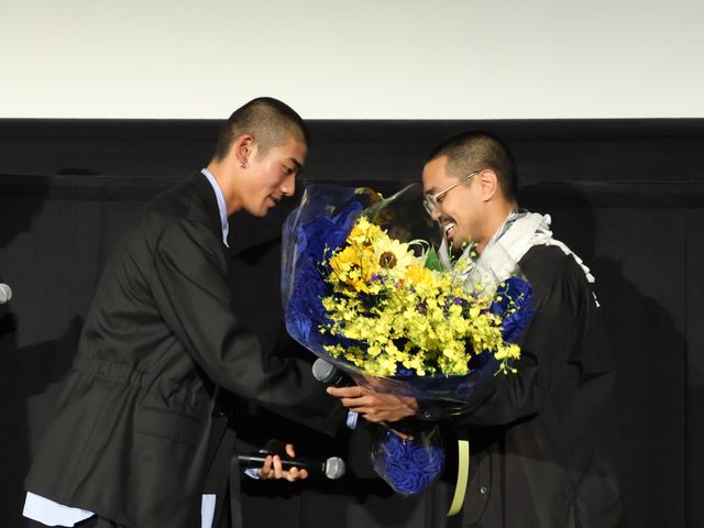 キャスト陣が監督に感謝のハグ！映画『HAPPYEND』公開記念舞台あいさつ（4枚目）