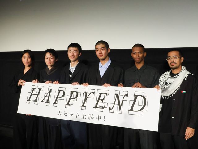 キャスト陣が監督に感謝のハグ！映画『HAPPYEND』公開記念舞台あいさつ（5枚目）