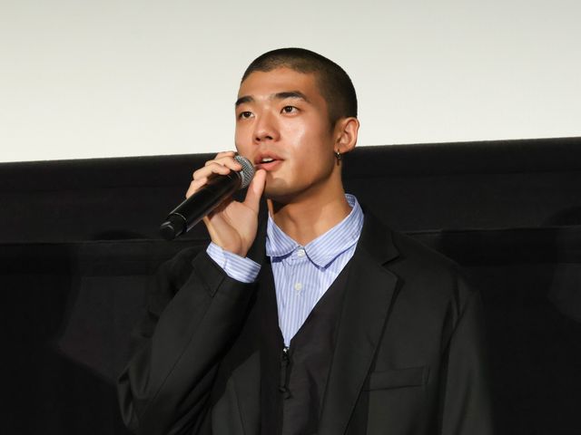 キャスト陣が監督に感謝のハグ！映画『HAPPYEND』公開記念舞台あいさつ（10枚目）