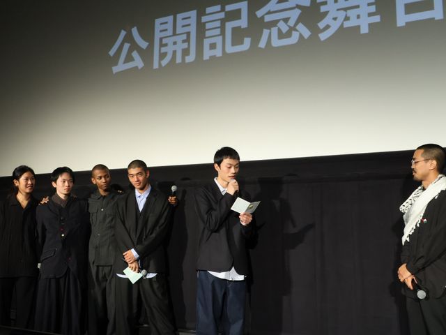 キャスト陣が監督に感謝のハグ！映画『HAPPYEND』公開記念舞台あいさつ（12枚目）