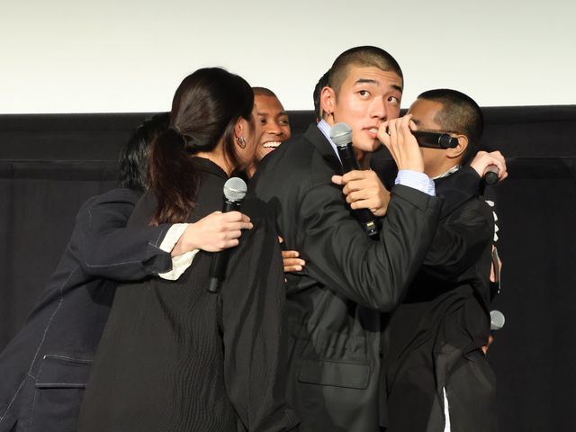 キャスト陣が監督に感謝のハグ！映画『HAPPYEND』公開記念舞台あいさつ（14枚目）