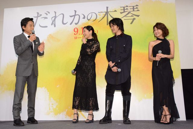 黒のシースルードレスの常盤貴子、池松壮亮と一緒に登場！（2枚目）