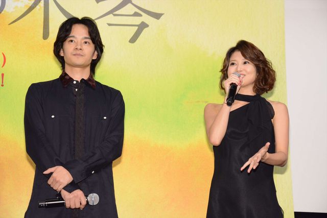 黒のシースルードレスの常盤貴子、池松壮亮と一緒に登場！（3枚目）