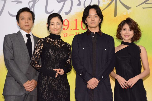 黒のシースルードレスの常盤貴子、池松壮亮と一緒に登場！（4枚目）