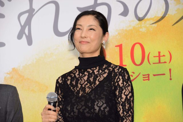 黒のシースルードレスの常盤貴子、池松壮亮と一緒に登場！（5枚目）