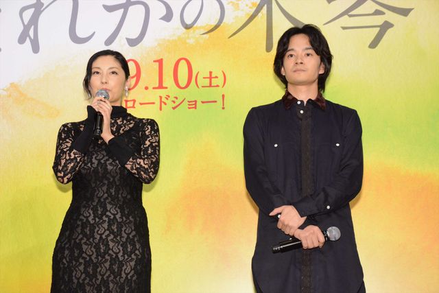 黒のシースルードレスの常盤貴子、池松壮亮と一緒に登場！（6枚目）