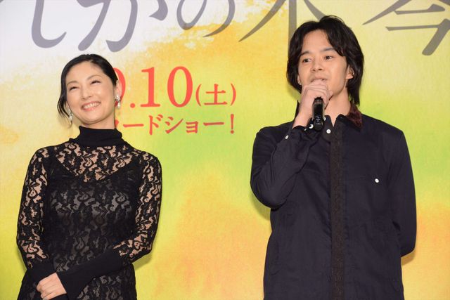 黒のシースルードレスの常盤貴子、池松壮亮と一緒に登場！（8枚目）