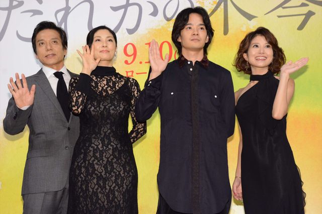 黒のシースルードレスの常盤貴子、池松壮亮と一緒に登場！（11枚目）