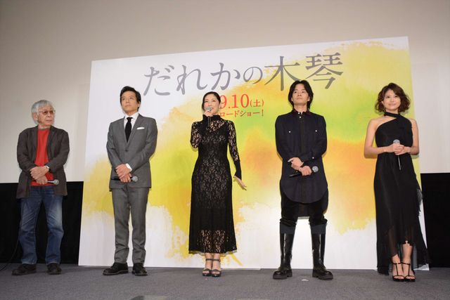 黒のシースルードレスの常盤貴子、池松壮亮と一緒に登場！（13枚目）