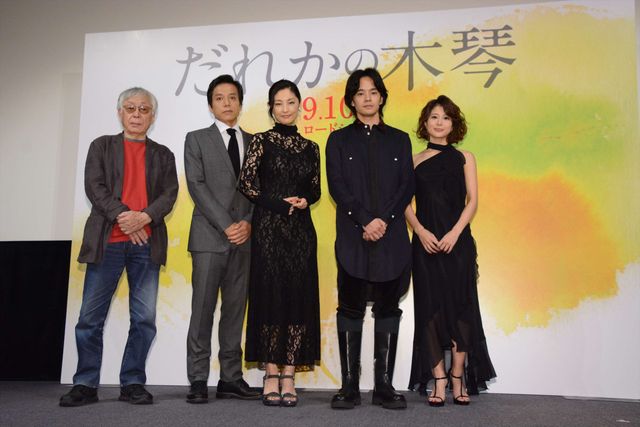 黒のシースルードレスの常盤貴子、池松壮亮と一緒に登場！（14枚目）