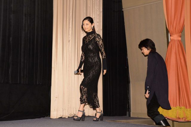 黒のシースルードレスの常盤貴子、池松壮亮と一緒に登場！（15枚目）